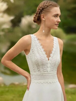 Boho Brautkleid „Himmelspfad“ Luftig, sinnlich und zeitlos – das Brautkleid Himmelspfad begeistert mit tiefem V-Ausschnitt, freiem Rücken und einer fließenden Beach-Silhouette. Aus feiner Spitze gefertigt und mit sanften Falten veredelt, vereint es schlichte Eleganz mit moderner Leichtigkeit. Design & Stil Ausschnitt: Tiefer V-Ausschnitt Ärmel: Ärmellos, klar und feminin Rücken: Rückenfrei – elegant und verführerisch Silhouette: Fließender Beach-Stil Verzierung: Spitze und feine Falten Schleppe: Kurze Schleppe – leicht zu tragen Eigenschaften Stil: Klassisch, Boho Länge: Bodenlang mit Schleppe Material: Spitze auf Polyester (mit integriertem BH) Anpassung: Maßanfertigung für Größe und Farbe möglich Für Schwangere geeignet: Nein Reale Produktbilder verfügbar: Nein