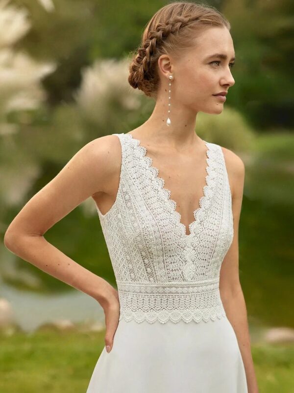 Boho Brautkleid „Himmelspfad“ Luftig, sinnlich und zeitlos – das Brautkleid Himmelspfad begeistert mit tiefem V-Ausschnitt, freiem Rücken und einer fließenden Beach-Silhouette. Aus feiner Spitze gefertigt und mit sanften Falten veredelt, vereint es schlichte Eleganz mit moderner Leichtigkeit. Design & Stil Ausschnitt: Tiefer V-Ausschnitt Ärmel: Ärmellos, klar und feminin Rücken: Rückenfrei – elegant und verführerisch Silhouette: Fließender Beach-Stil Verzierung: Spitze und feine Falten Schleppe: Kurze Schleppe – leicht zu tragen Eigenschaften Stil: Klassisch, Boho Länge: Bodenlang mit Schleppe Material: Spitze auf Polyester (mit integriertem BH) Anpassung: Maßanfertigung für Größe und Farbe möglich Für Schwangere geeignet: Nein Reale Produktbilder verfügbar: Nein