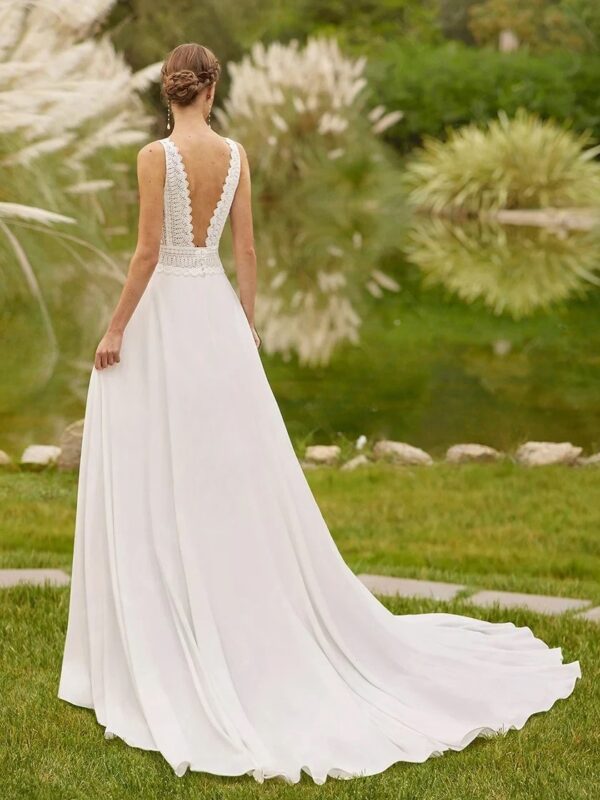 Boho Brautkleid „Himmelspfad“ Luftig, sinnlich und zeitlos – das Brautkleid Himmelspfad begeistert mit tiefem V-Ausschnitt, freiem Rücken und einer fließenden Beach-Silhouette. Aus feiner Spitze gefertigt und mit sanften Falten veredelt, vereint es schlichte Eleganz mit moderner Leichtigkeit. Design & Stil Ausschnitt: Tiefer V-Ausschnitt Ärmel: Ärmellos, klar und feminin Rücken: Rückenfrei – elegant und verführerisch Silhouette: Fließender Beach-Stil Verzierung: Spitze und feine Falten Schleppe: Kurze Schleppe – leicht zu tragen Eigenschaften Stil: Klassisch, Boho Länge: Bodenlang mit Schleppe Material: Spitze auf Polyester (mit integriertem BH) Anpassung: Maßanfertigung für Größe und Farbe möglich Für Schwangere geeignet: Nein Reale Produktbilder verfügbar: Nein