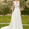 Boho Brautkleid „Himmelspfad“ Luftig, sinnlich und zeitlos – das Brautkleid Himmelspfad begeistert mit tiefem V-Ausschnitt, freiem Rücken und einer fließenden Beach-Silhouette. Aus feiner Spitze gefertigt und mit sanften Falten veredelt, vereint es schlichte Eleganz mit moderner Leichtigkeit. Design & Stil Ausschnitt: Tiefer V-Ausschnitt Ärmel: Ärmellos, klar und feminin Rücken: Rückenfrei – elegant und verführerisch Silhouette: Fließender Beach-Stil Verzierung: Spitze und feine Falten Schleppe: Kurze Schleppe – leicht zu tragen Eigenschaften Stil: Klassisch, Boho Länge: Bodenlang mit Schleppe Material: Spitze auf Polyester (mit integriertem BH) Anpassung: Maßanfertigung für Größe und Farbe möglich Für Schwangere geeignet: Nein Reale Produktbilder verfügbar: Nein