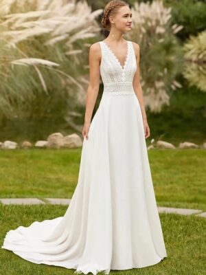 Boho Brautkleid „Himmelspfad“ Luftig, sinnlich und zeitlos – das Brautkleid Himmelspfad begeistert mit tiefem V-Ausschnitt, freiem Rücken und einer fließenden Beach-Silhouette. Aus feiner Spitze gefertigt und mit sanften Falten veredelt, vereint es schlichte Eleganz mit moderner Leichtigkeit. Design & Stil Ausschnitt: Tiefer V-Ausschnitt Ärmel: Ärmellos, klar und feminin Rücken: Rückenfrei – elegant und verführerisch Silhouette: Fließender Beach-Stil Verzierung: Spitze und feine Falten Schleppe: Kurze Schleppe – leicht zu tragen Eigenschaften Stil: Klassisch, Boho Länge: Bodenlang mit Schleppe Material: Spitze auf Polyester (mit integriertem BH) Anpassung: Maßanfertigung für Größe und Farbe möglich Für Schwangere geeignet: Nein Reale Produktbilder verfügbar: Nein