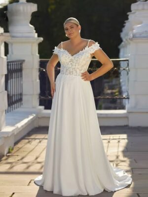 Classic Spaghetti Straps A-Line Wedding Dresses Plus Size V Neck Sleeveless Bride Gowns Appliques Floor Length Vestido De Noiva